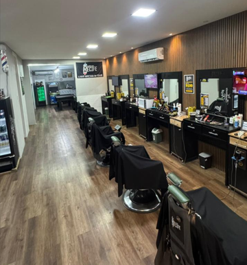 Interior da Barbearia Recife